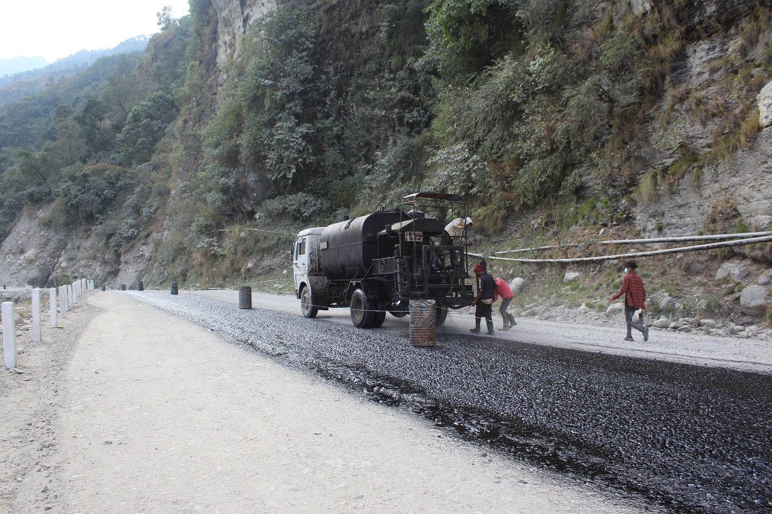 ठेक्का रद्दको चेतावनीपछि काममा फर्किए ठेकेदार
